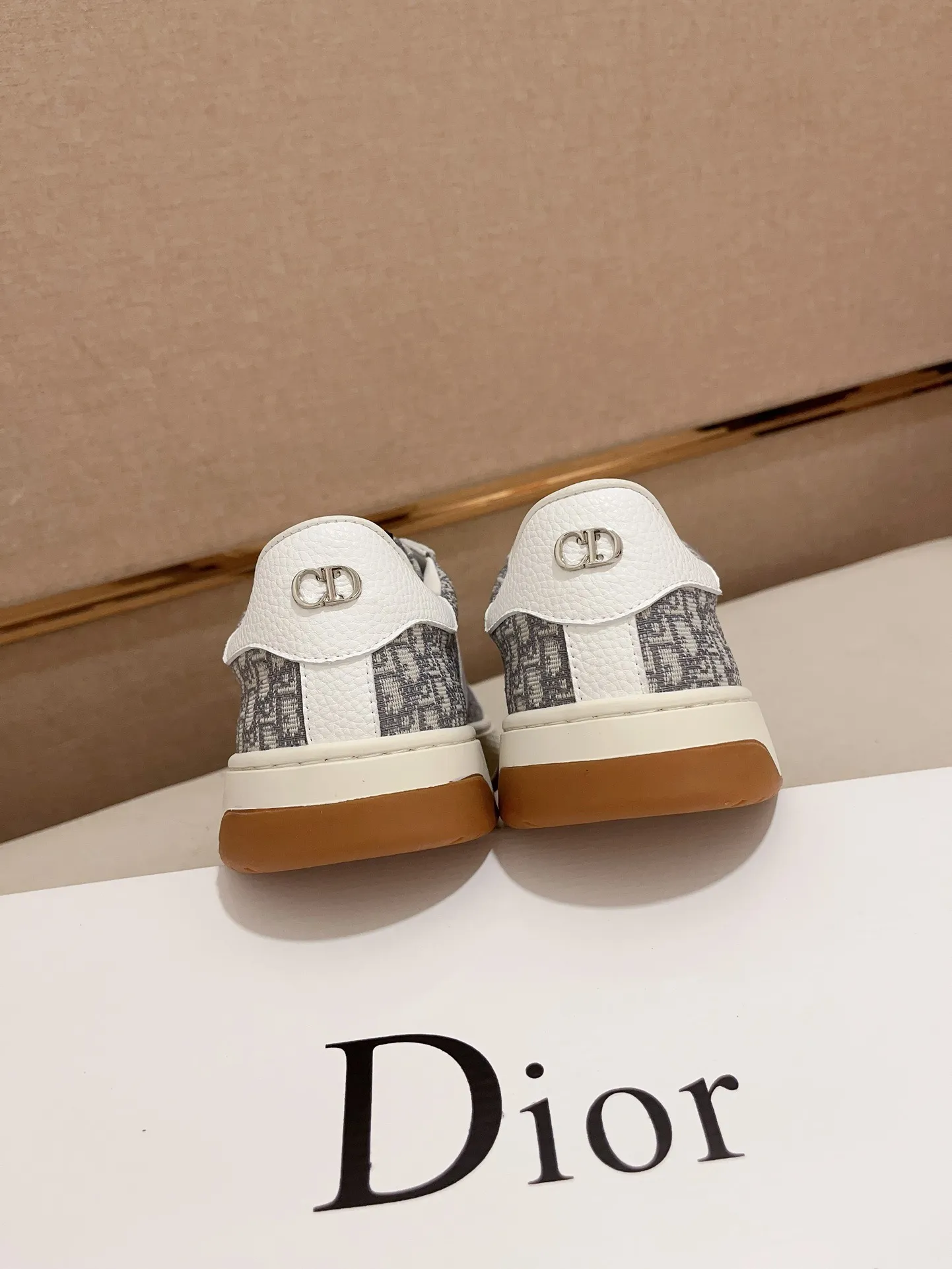 Factory price: 420💰[Dior·Dior] New casual sports style men's shoes, new spring and summer design, perfect workmanship, lace-up lazy style to create wardrobe quality, upper: imported first-layer cowhide, sheepskin lining is soft and comfortable, ultra-light TPU wear-resistant outsole, simple, versatile fashion men's shoes, excellent color code number 38--44. (Can be customized for 45 non-refundable)
